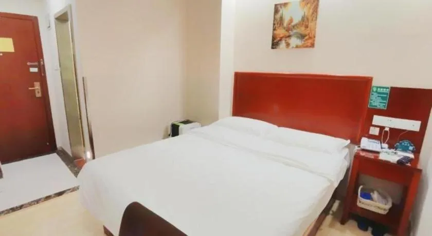 Bed in GreenTree Inn Shenzhen Guanggang Port Futian South Road Express Hotel