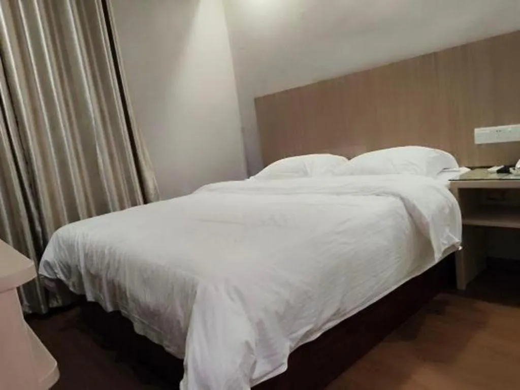 Bed in GreenTree Inn Shenzhen Guanggang Port Futian South Road Express Hotel