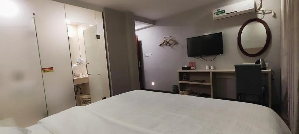 Bed in GreenTree Inn Shenzhen Guanggang Port Futian South Road Express Hotel