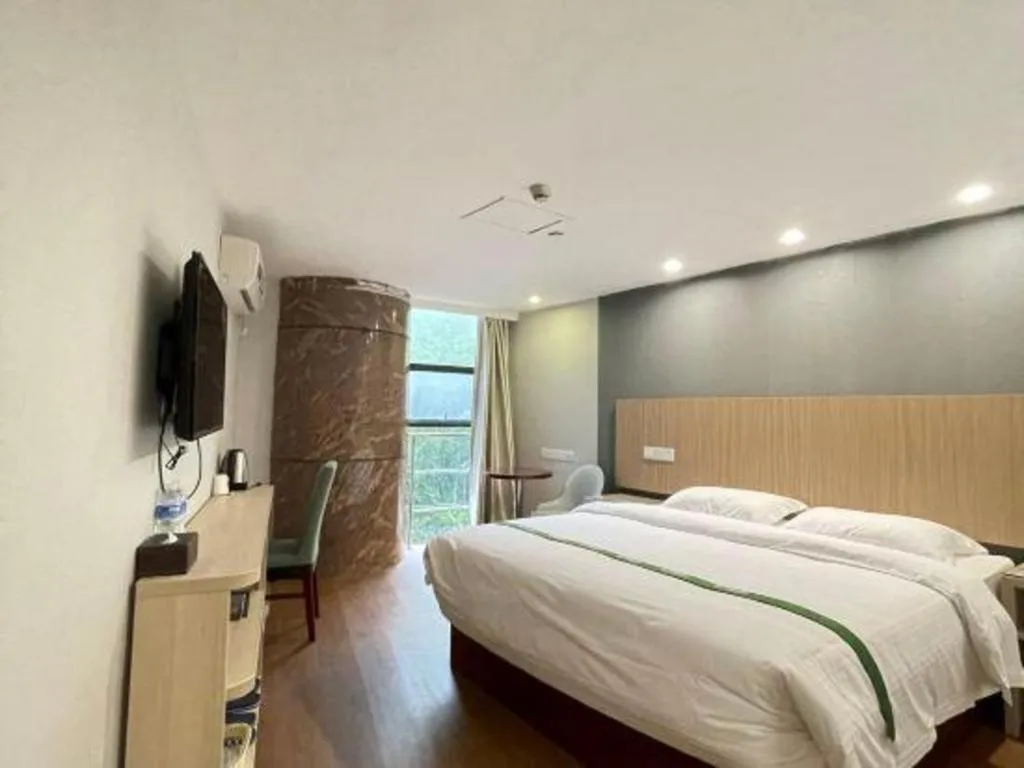 Bed in GreenTree Inn Shenzhen Guanggang Port Futian South Road Express Hotel