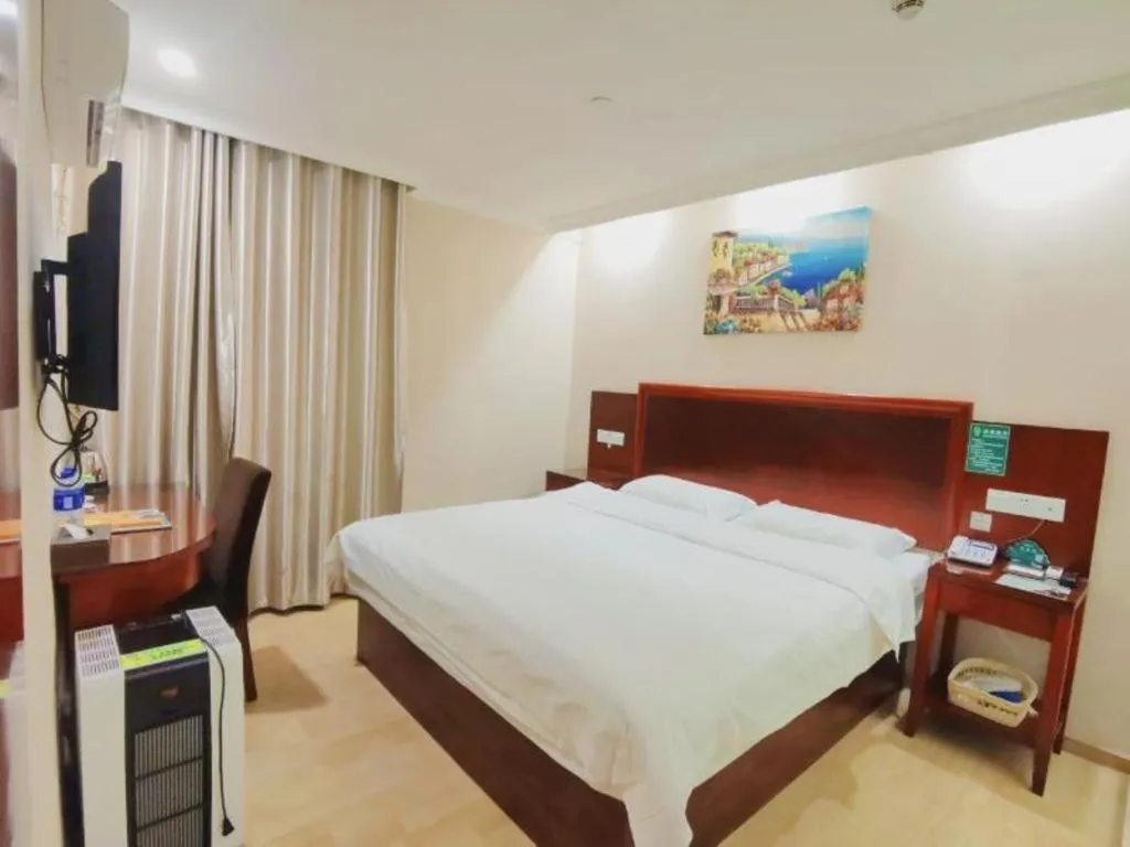 Bed in GreenTree Inn Shenzhen Guanggang Port Futian South Road Express Hotel
