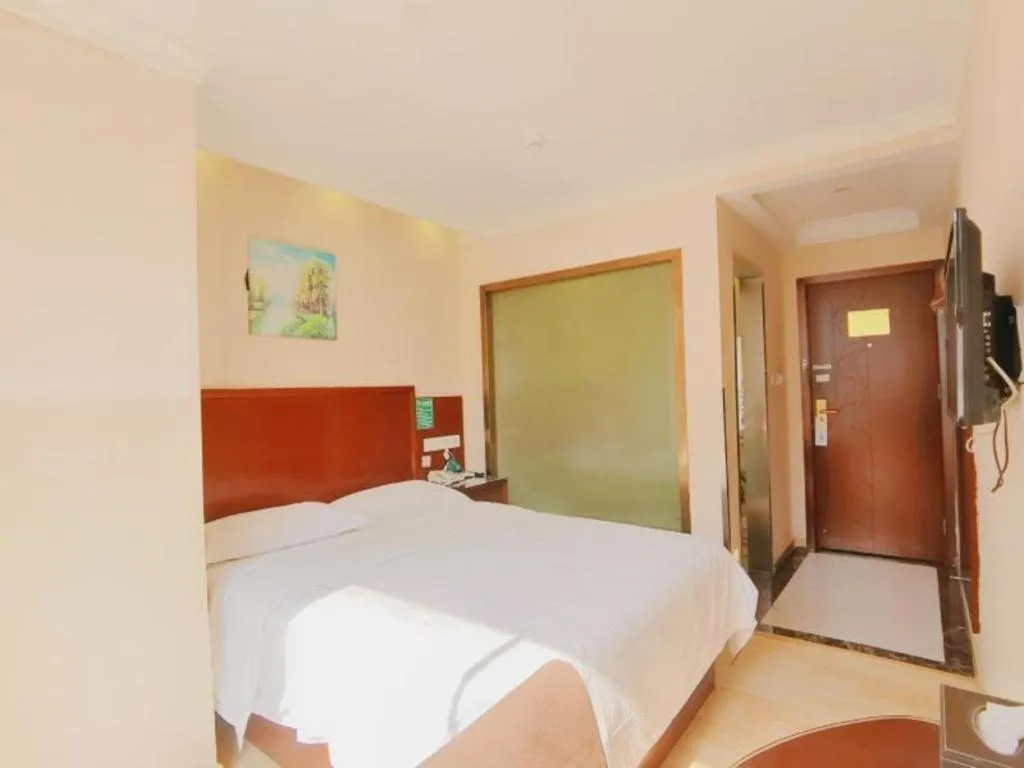 Bed in GreenTree Inn Shenzhen Guanggang Port Futian South Road Express Hotel