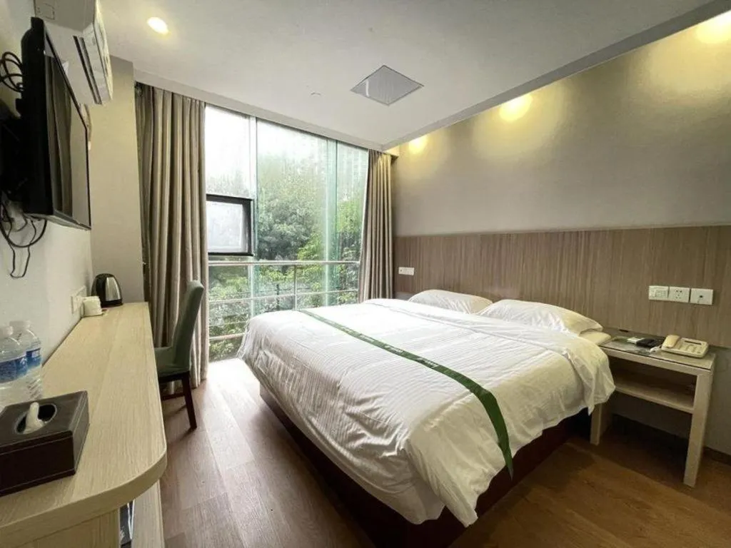 Bed in GreenTree Inn Shenzhen Guanggang Port Futian South Road Express Hotel