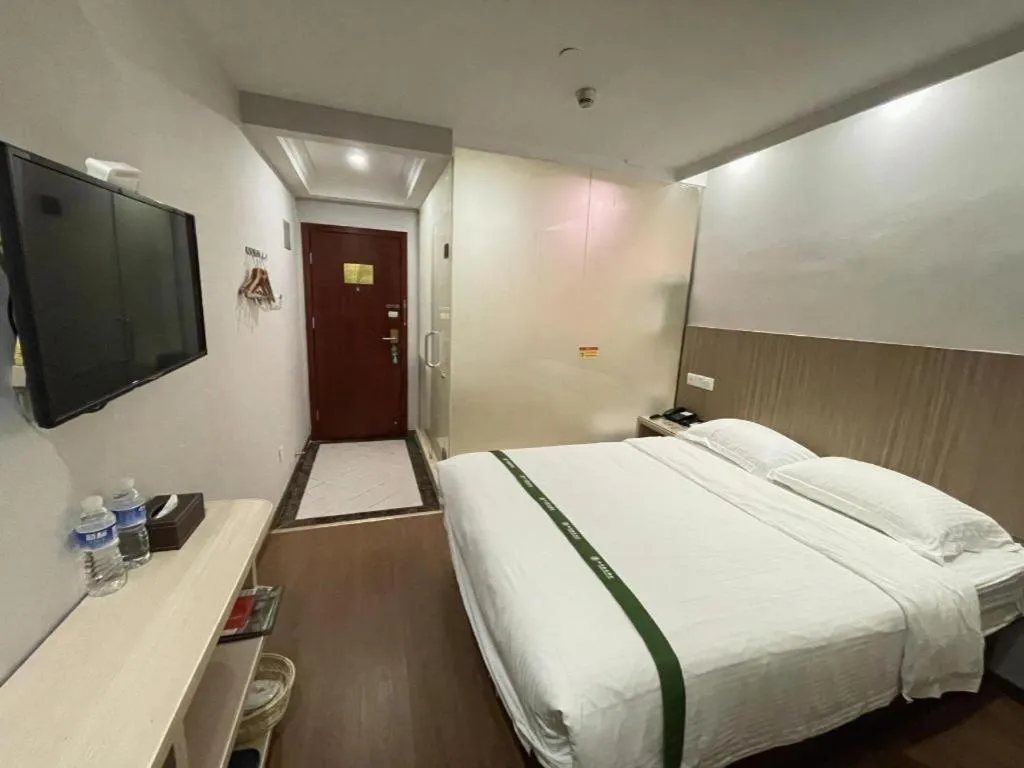 Bed in GreenTree Inn Shenzhen Guanggang Port Futian South Road Express Hotel