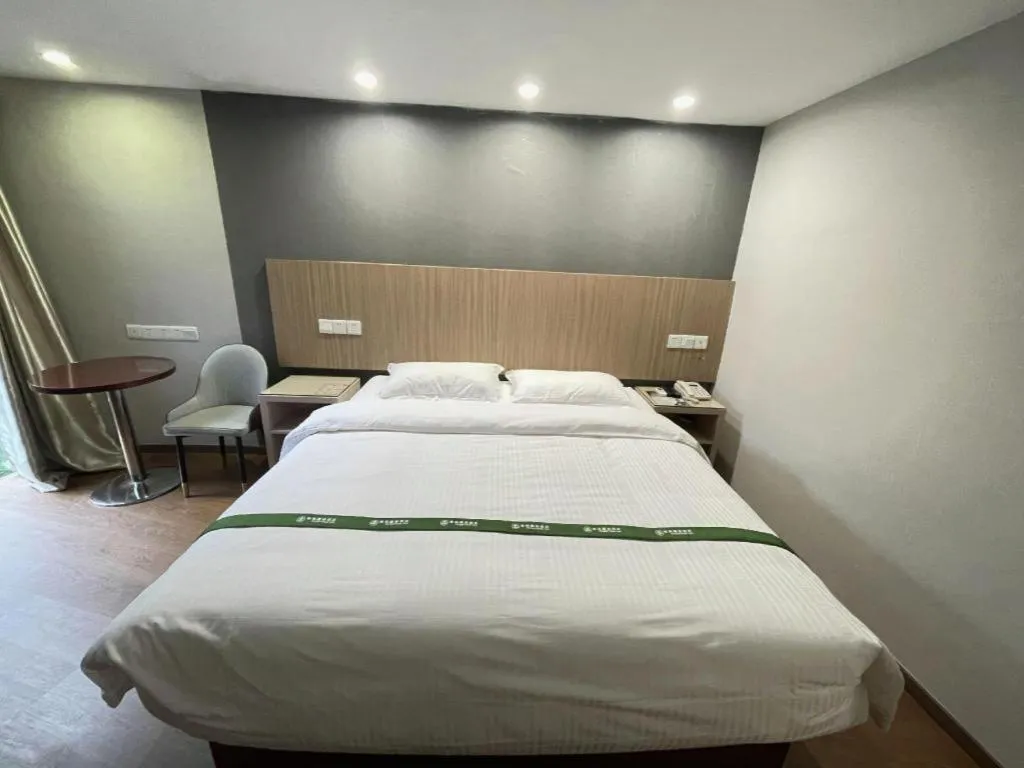 Bed in GreenTree Inn Shenzhen Guanggang Port Futian South Road Express Hotel