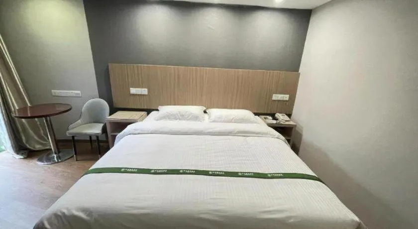 Bed in GreenTree Inn Shenzhen Guanggang Port Futian South Road Express Hotel