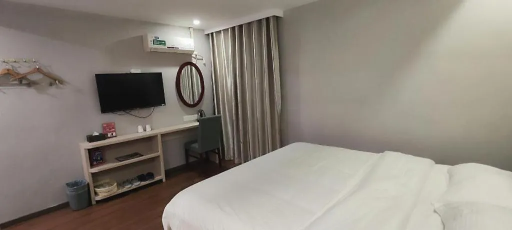 Bed in GreenTree Inn Shenzhen Guanggang Port Futian South Road Express Hotel
