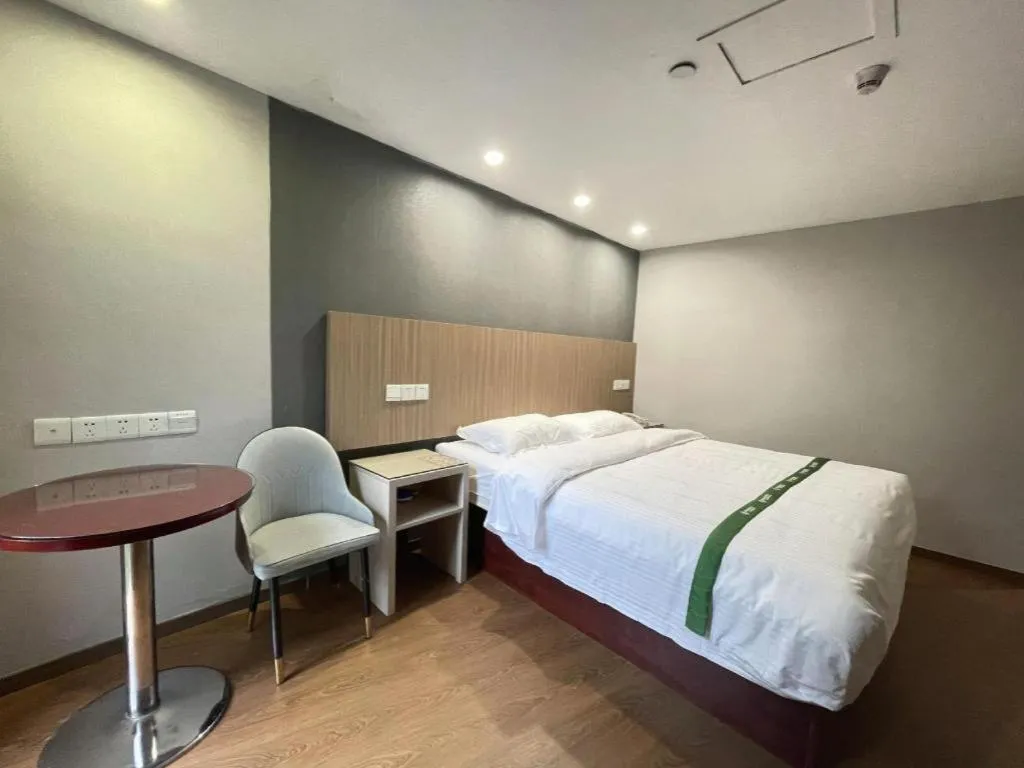 Bed in GreenTree Inn Shenzhen Guanggang Port Futian South Road Express Hotel
