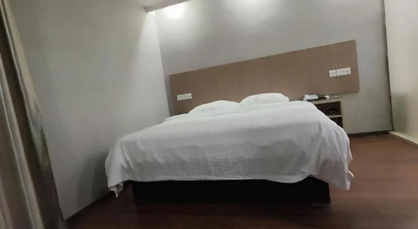 Bed in GreenTree Inn Shenzhen Guanggang Port Futian South Road Express Hotel