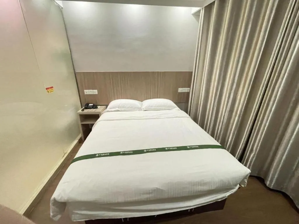 Bed in GreenTree Inn Shenzhen Guanggang Port Futian South Road Express Hotel