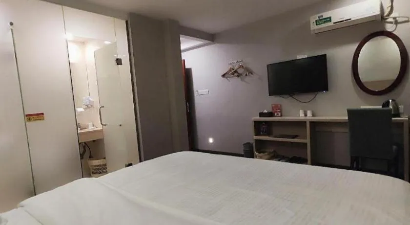 Bed in GreenTree Inn Shenzhen Guanggang Port Futian South Road Express Hotel