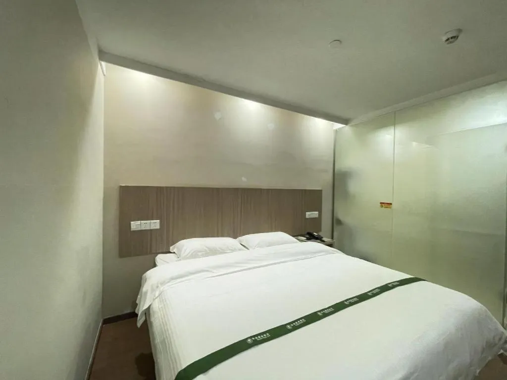 Bed in GreenTree Inn Shenzhen Guanggang Port Futian South Road Express Hotel