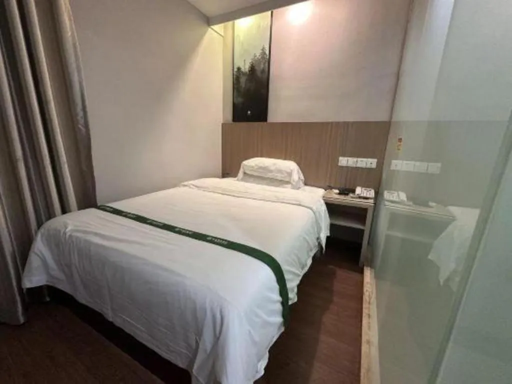 Bed in GreenTree Inn Shenzhen Guanggang Port Futian South Road Express Hotel