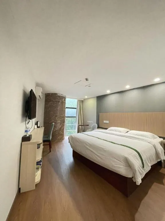 Bed in GreenTree Inn Shenzhen Guanggang Port Futian South Road Express Hotel