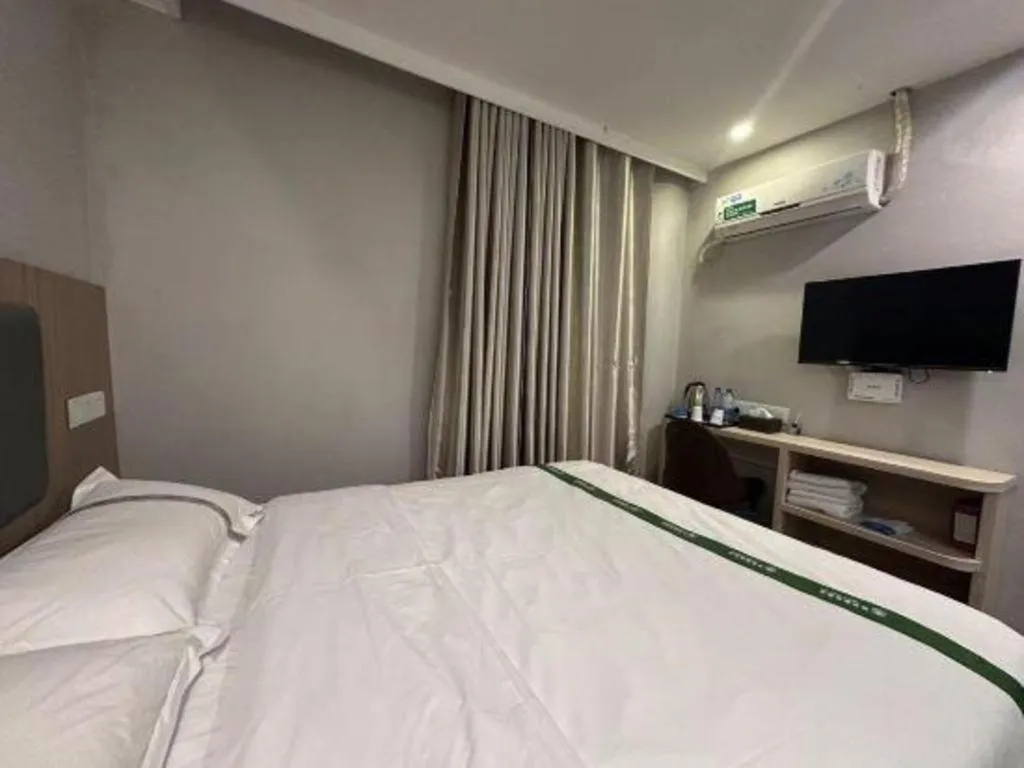 Bed in GreenTree Inn Shenzhen Guanggang Port Futian South Road Express Hotel