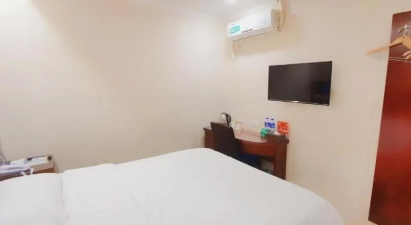 Bed in GreenTree Inn Shenzhen Guanggang Port Futian South Road Express Hotel
