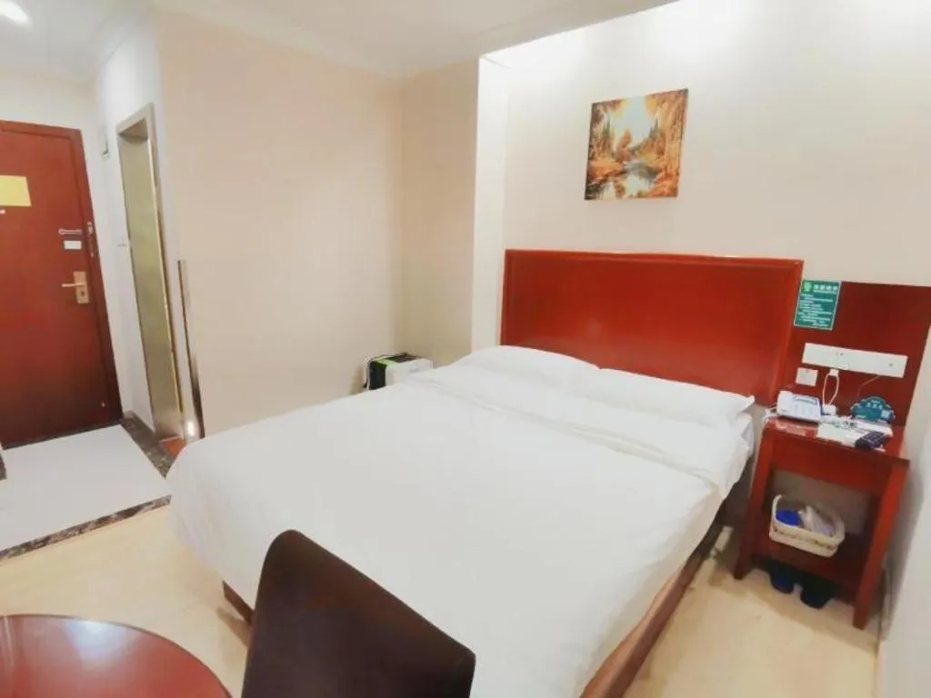 Bed in GreenTree Inn Shenzhen Guanggang Port Futian South Road Express Hotel