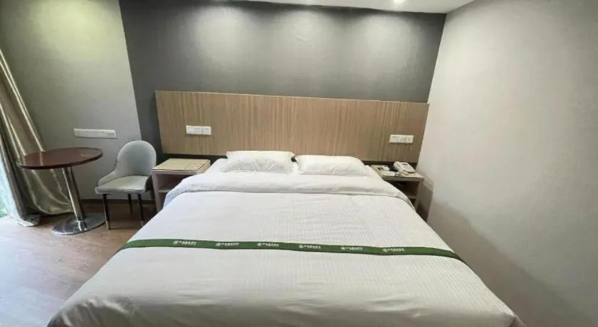 Bed in GreenTree Inn Shenzhen Guanggang Port Futian South Road Express Hotel