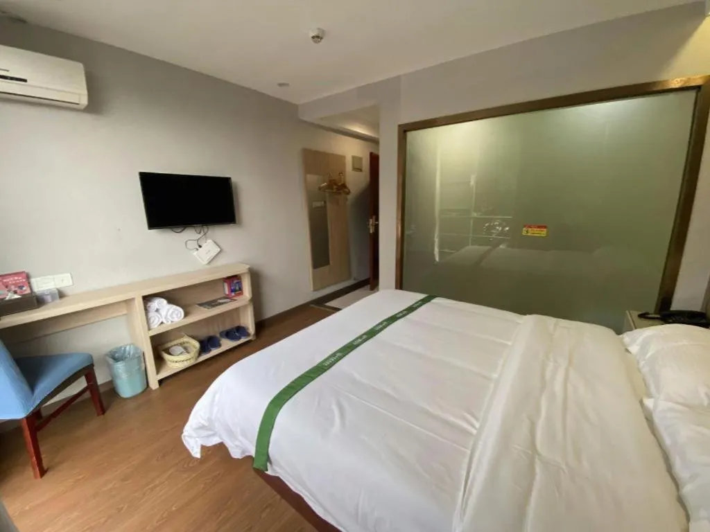 Bed in GreenTree Inn Shenzhen Guanggang Port Futian South Road Express Hotel