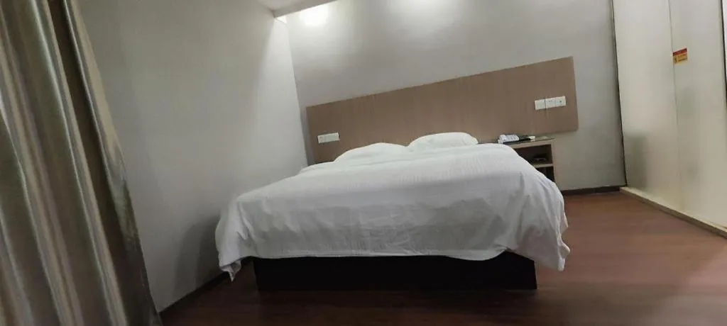 Bed in GreenTree Inn Shenzhen Guanggang Port Futian South Road Express Hotel