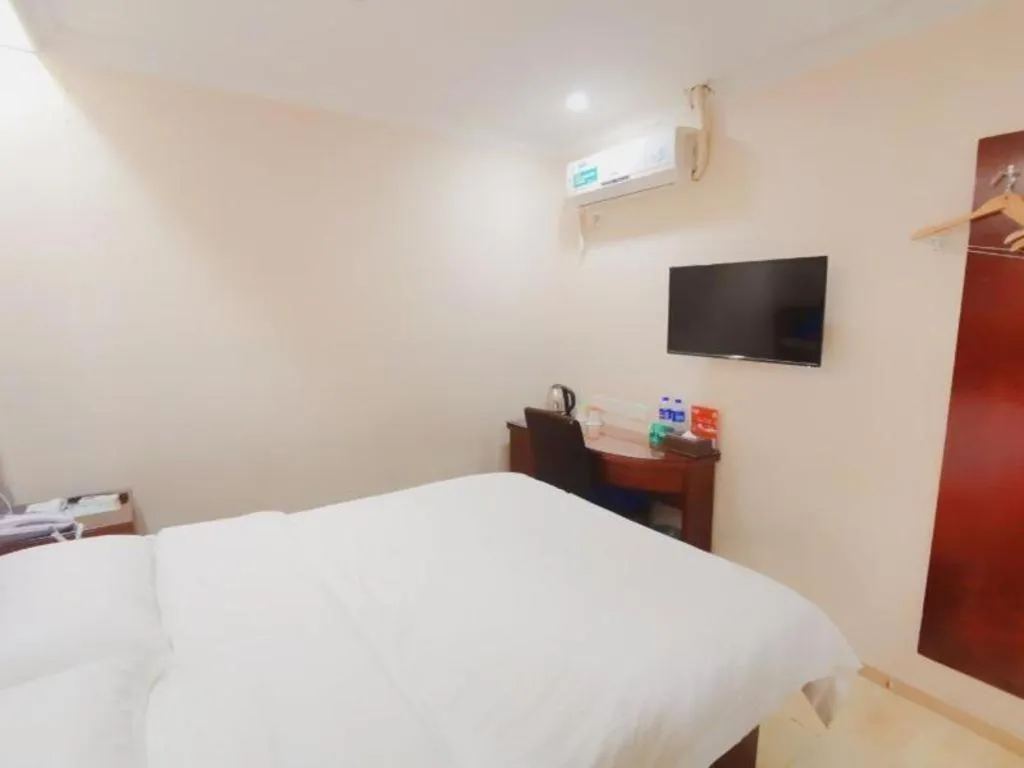 Bed in GreenTree Inn Shenzhen Guanggang Port Futian South Road Express Hotel