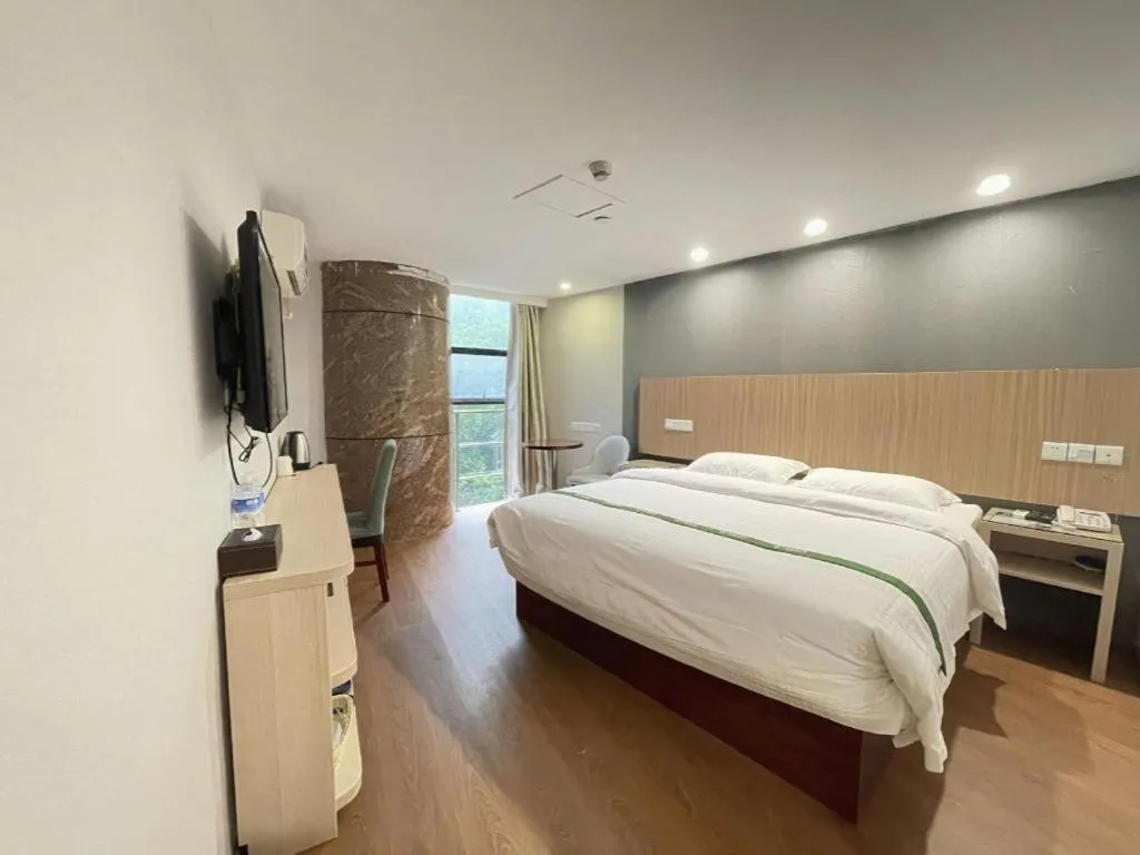 Bed in GreenTree Inn Shenzhen Guanggang Port Futian South Road Express Hotel