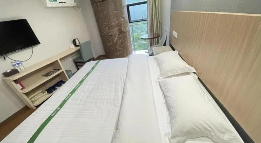 Bed in GreenTree Inn Shenzhen Guanggang Port Futian South Road Express Hotel