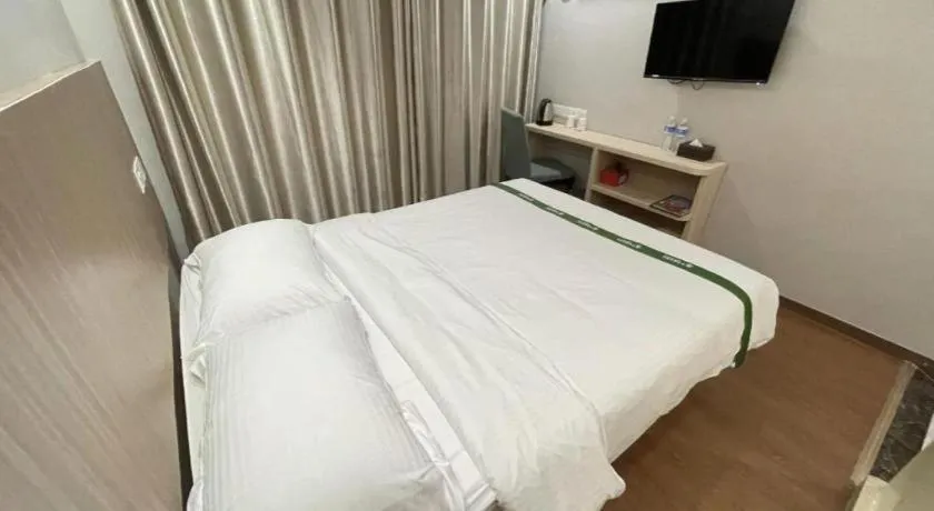 Bed in GreenTree Inn Shenzhen Guanggang Port Futian South Road Express Hotel