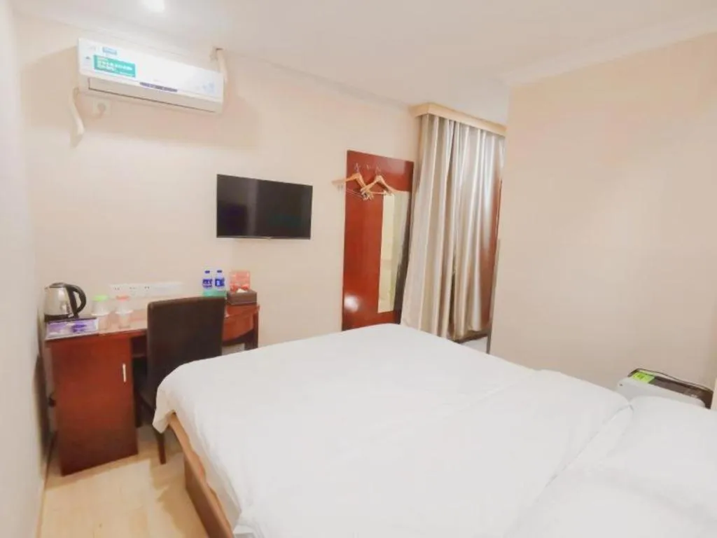 Bed in GreenTree Inn Shenzhen Guanggang Port Futian South Road Express Hotel