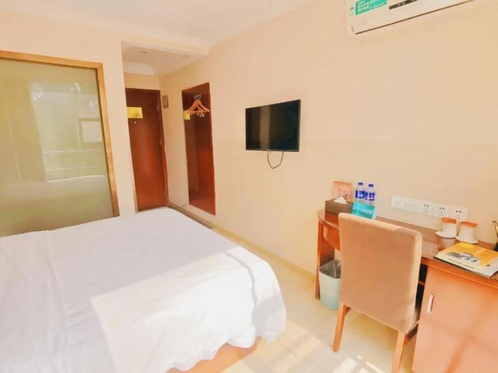 Bed in GreenTree Inn Shenzhen Guanggang Port Futian South Road Express Hotel