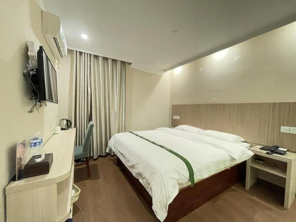 Bed in GreenTree Inn Shenzhen Guanggang Port Futian South Road Express Hotel