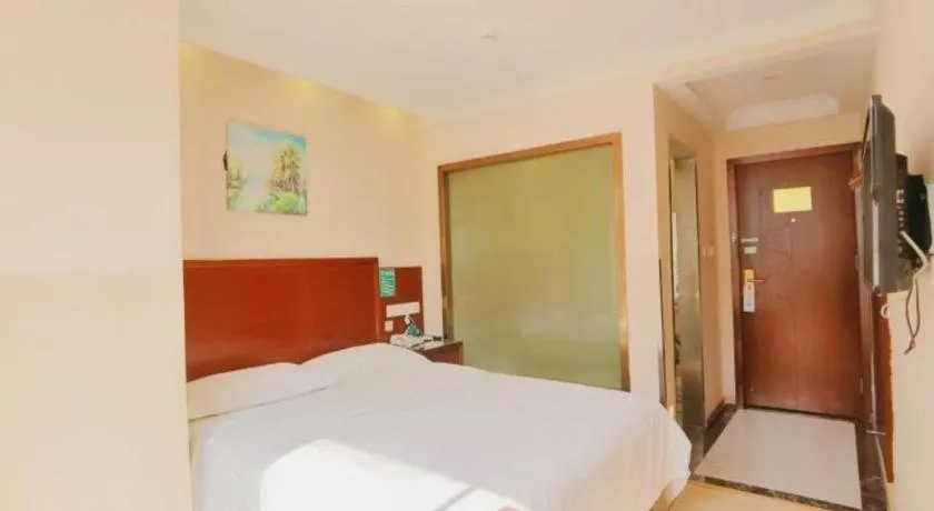Bed in GreenTree Inn Shenzhen Guanggang Port Futian South Road Express Hotel