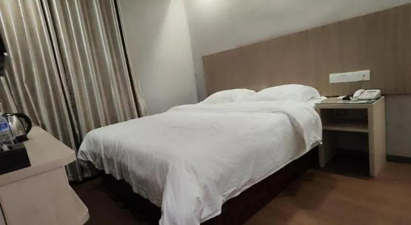 Bed in GreenTree Inn Shenzhen Guanggang Port Futian South Road Express Hotel