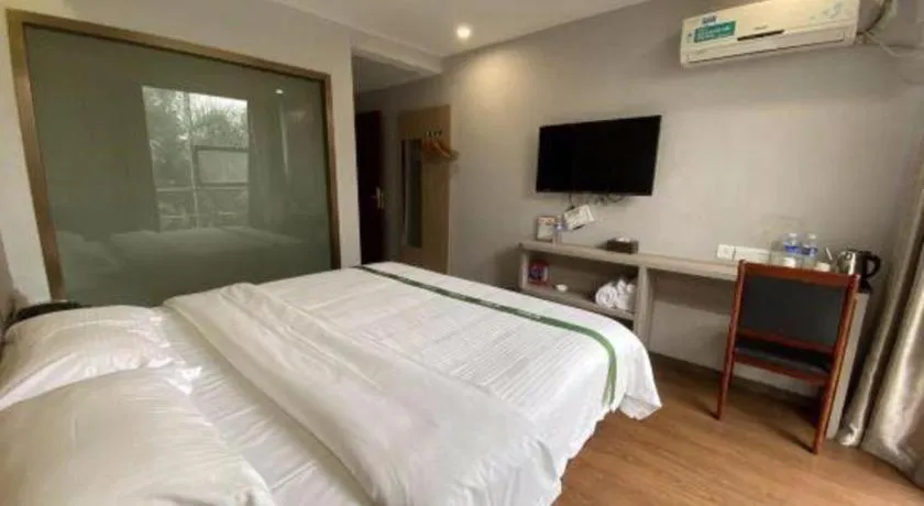 Bed in GreenTree Inn Shenzhen Guanggang Port Futian South Road Express Hotel