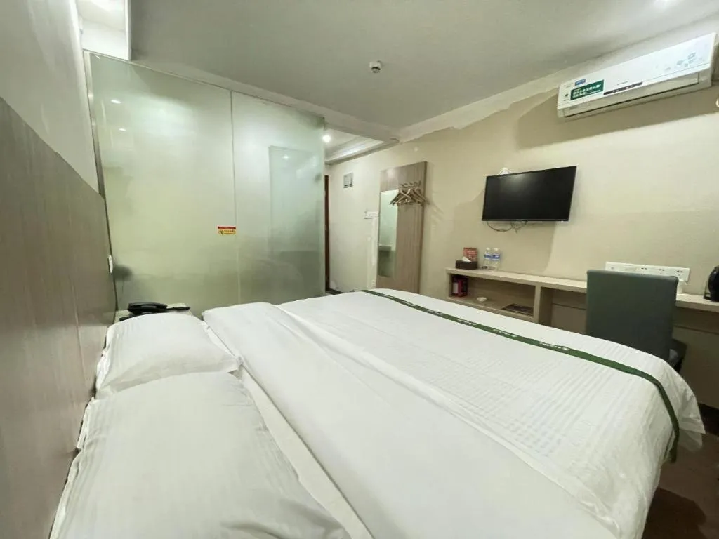Bed in GreenTree Inn Shenzhen Guanggang Port Futian South Road Express Hotel