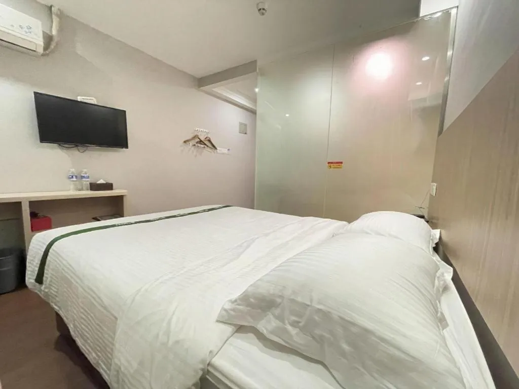 Bed in GreenTree Inn Shenzhen Guanggang Port Futian South Road Express Hotel