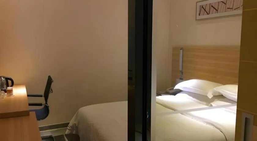 Bed in City Comfort Inn Guangzhou Tiyu West Road Metro Station