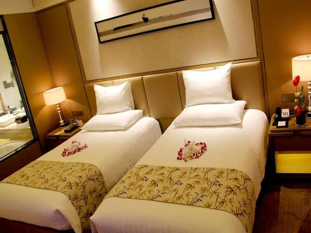Bed in New Century Grand Hotel Hangzhou Zheshang