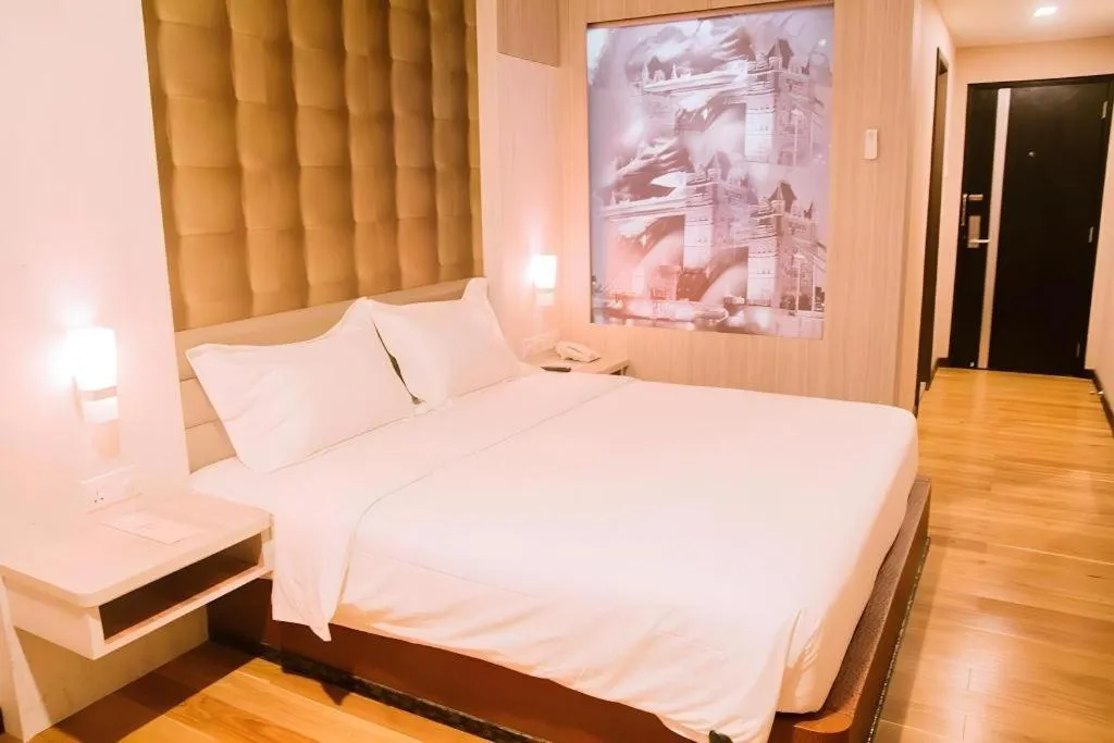 Bed in The Golden Bay Hotel Batam