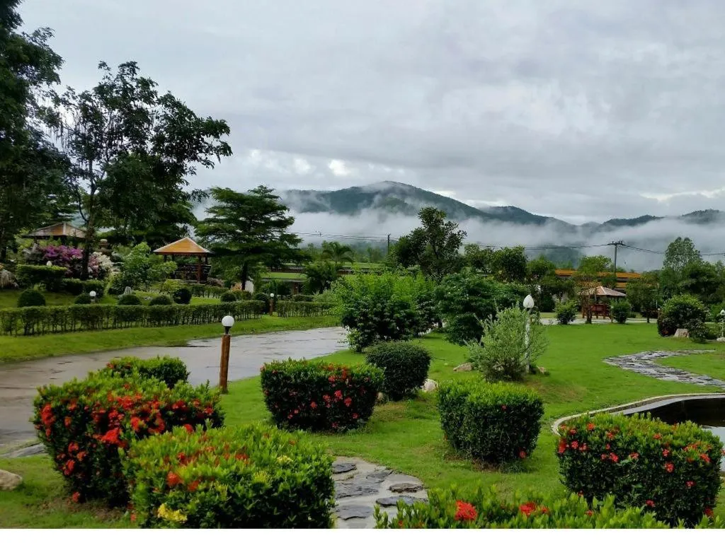 Tanaosri & Creekside Resort