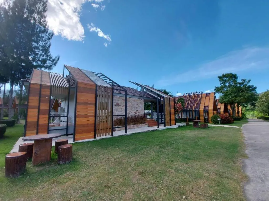 Tanaosri & Creekside Resort