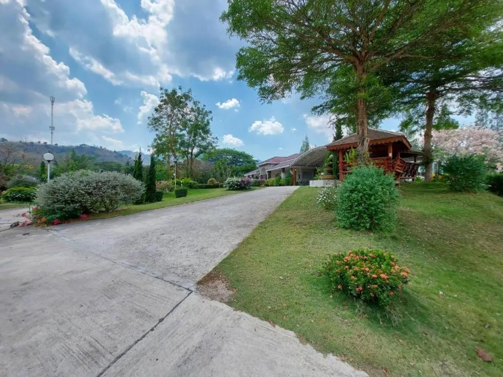 Tanaosri & Creekside Resort