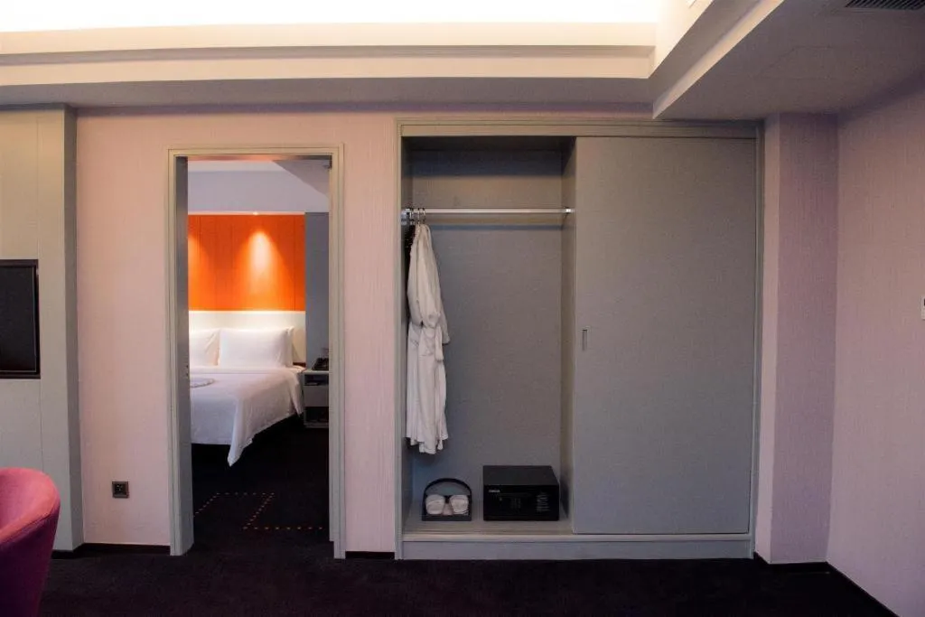 Bed in Aishang Hotel (Lecong Furniture Mall, Foshan)