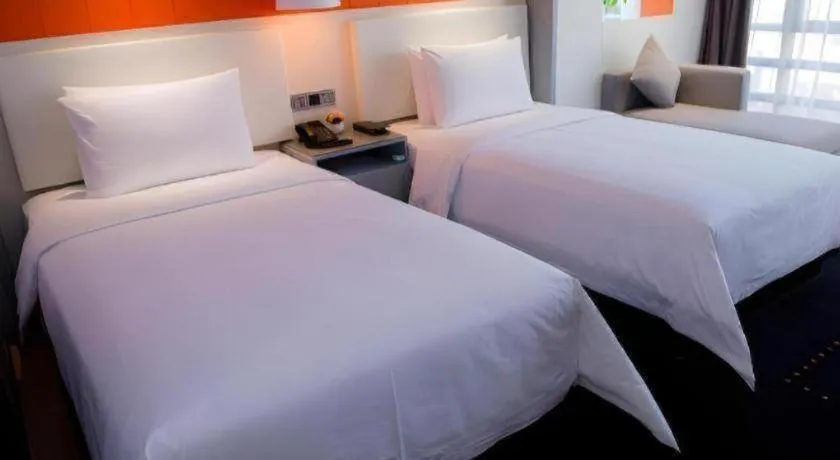 Bed in Aishang Hotel (Lecong Furniture Mall, Foshan)