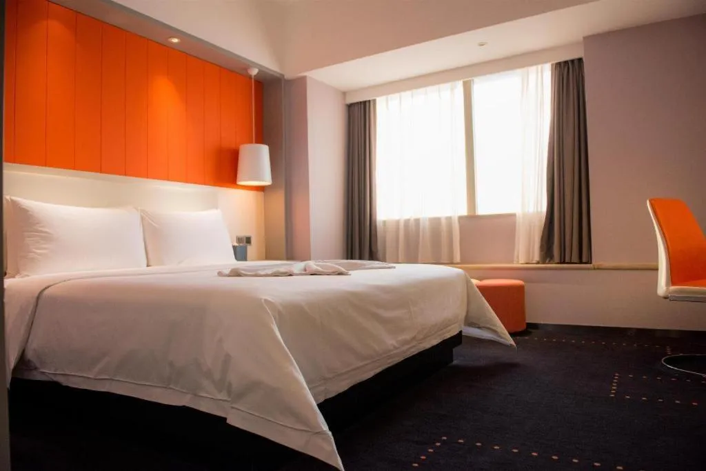 Bed in Aishang Hotel (Lecong Furniture Mall, Foshan)