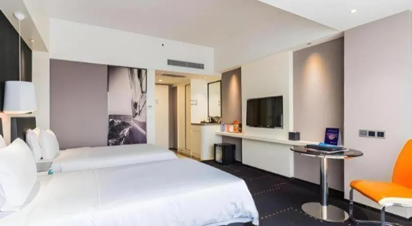 Bed in Aishang Hotel (Lecong Furniture Mall, Foshan)