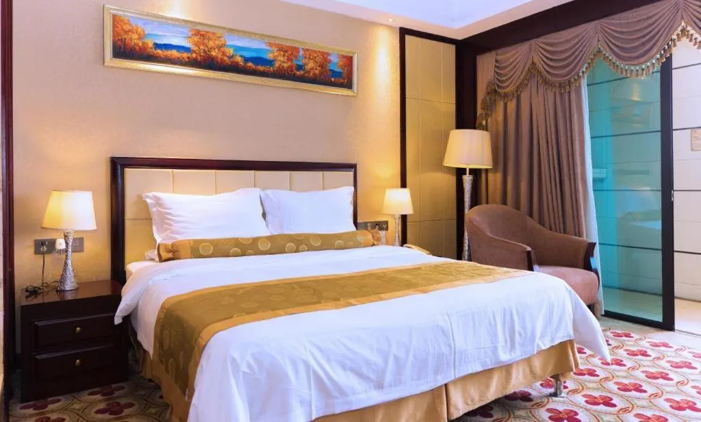 Bed in Taishan Bojue Hotel