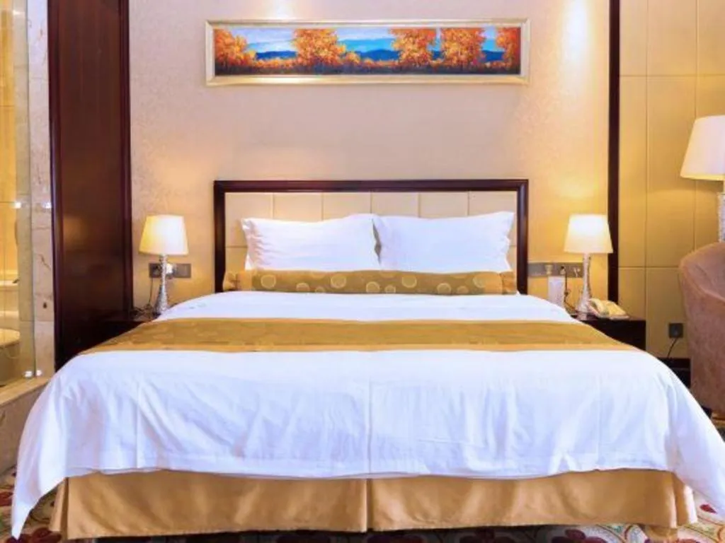 Bed in Taishan Bojue Hotel