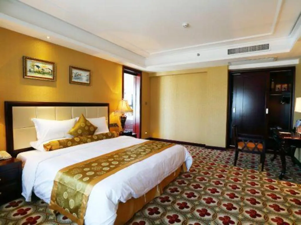 Bed in Taishan Bojue Hotel
