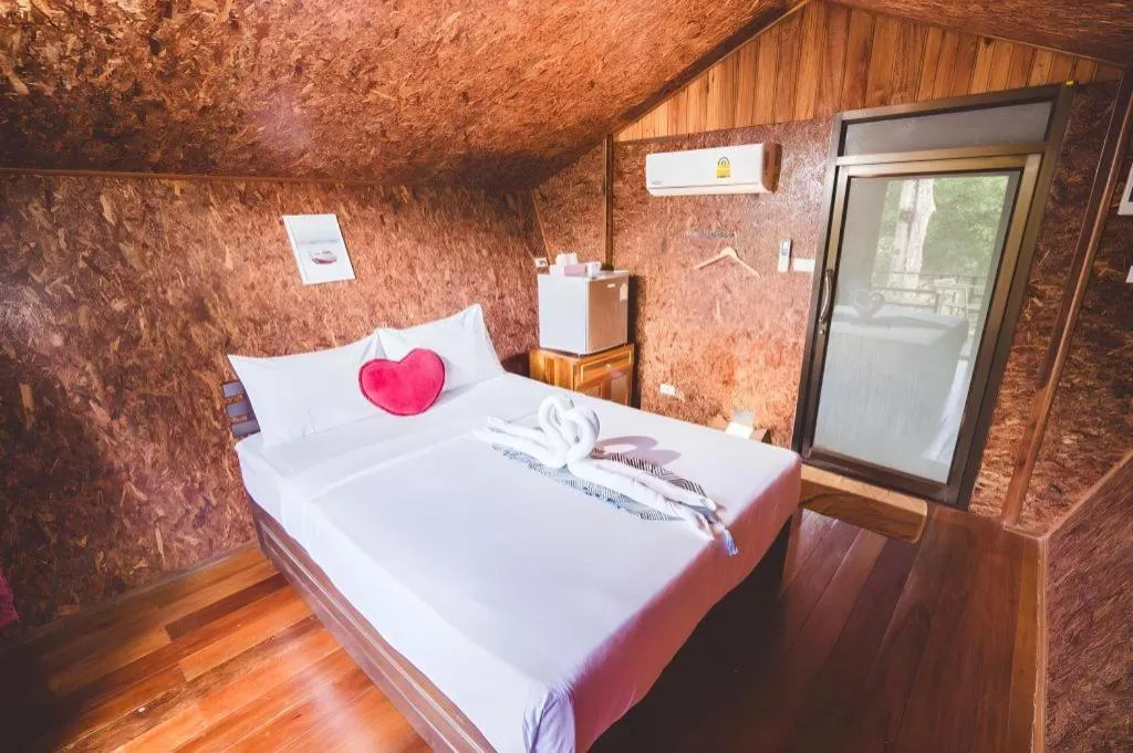 Bed in River View Resort At Chaewlan